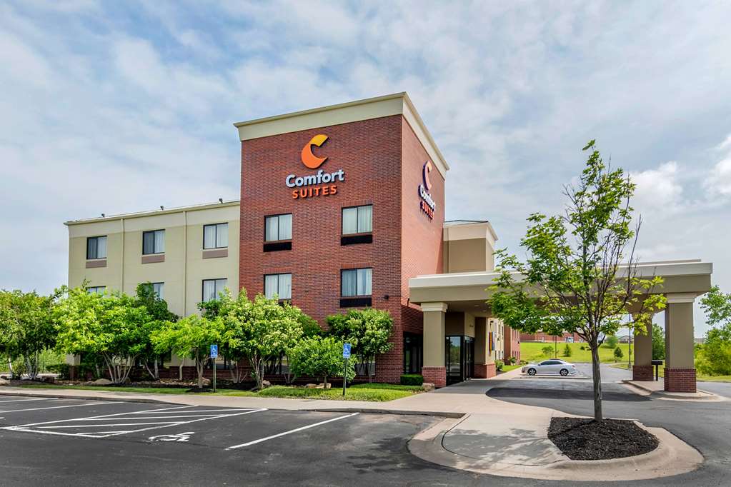 Comfort Suites Speedway Kansas City - photo 3