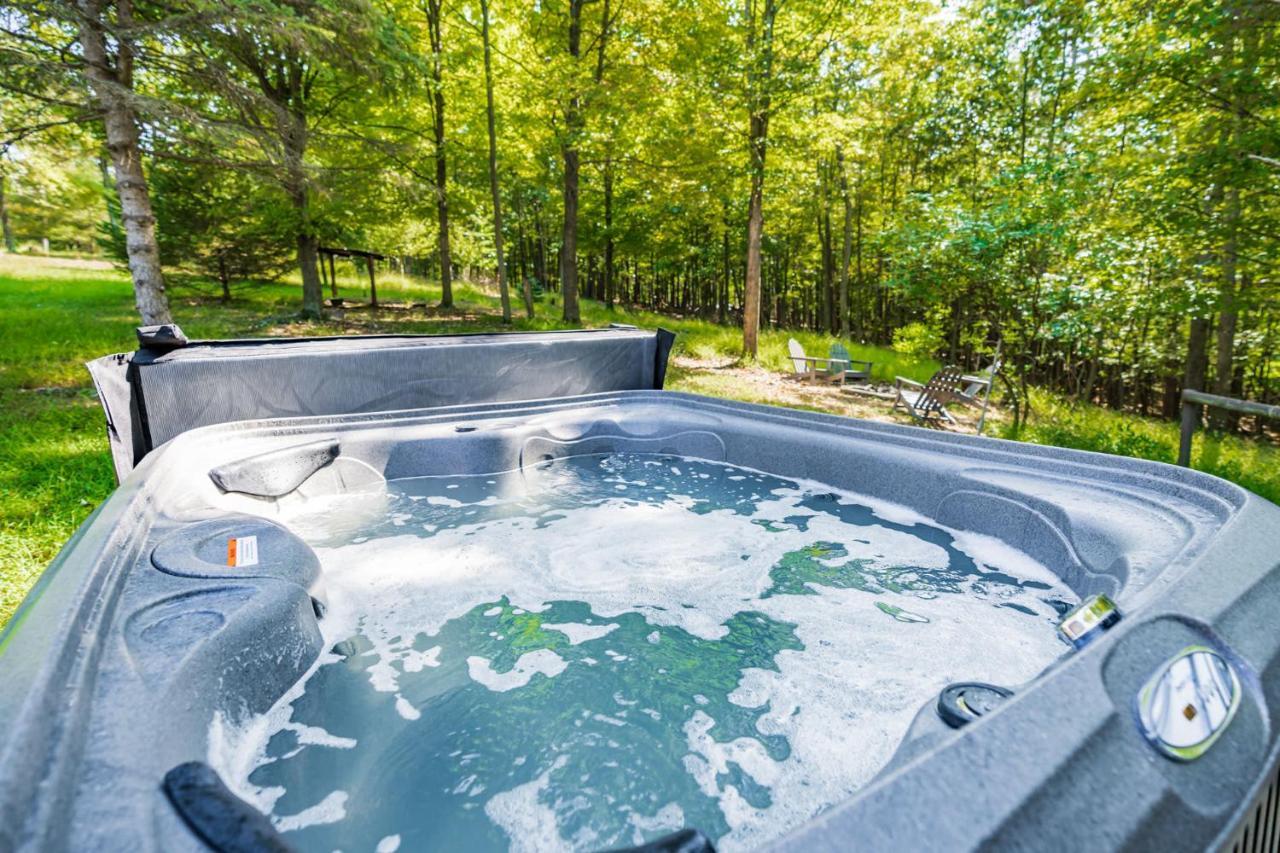 River Access Cabin with Hot Tub Fire Pit & WiFi — 4-Star Luxury Hotel in Morton Grove, United States