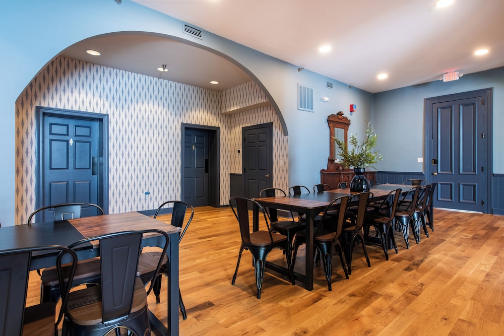 The Woodford Hotel - photo 19