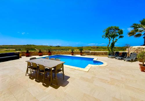 Lonza Gharb Farmhouse — 4-Star Luxury Hotel in Gharb, Malta