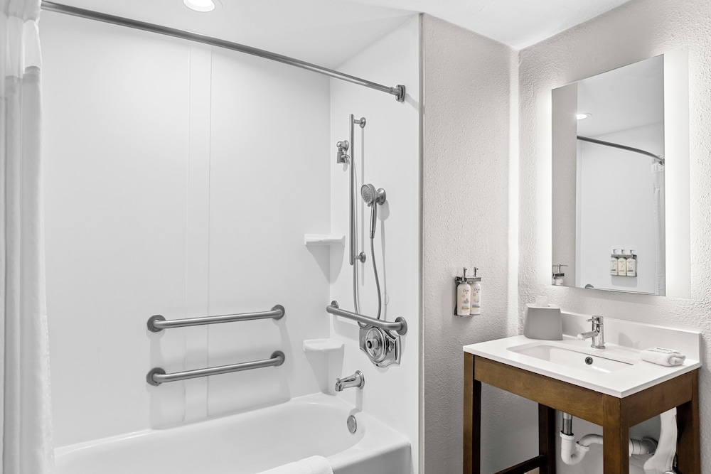 Holiday Inn Express and Suites Savannah Midtown by IHG - photo 15