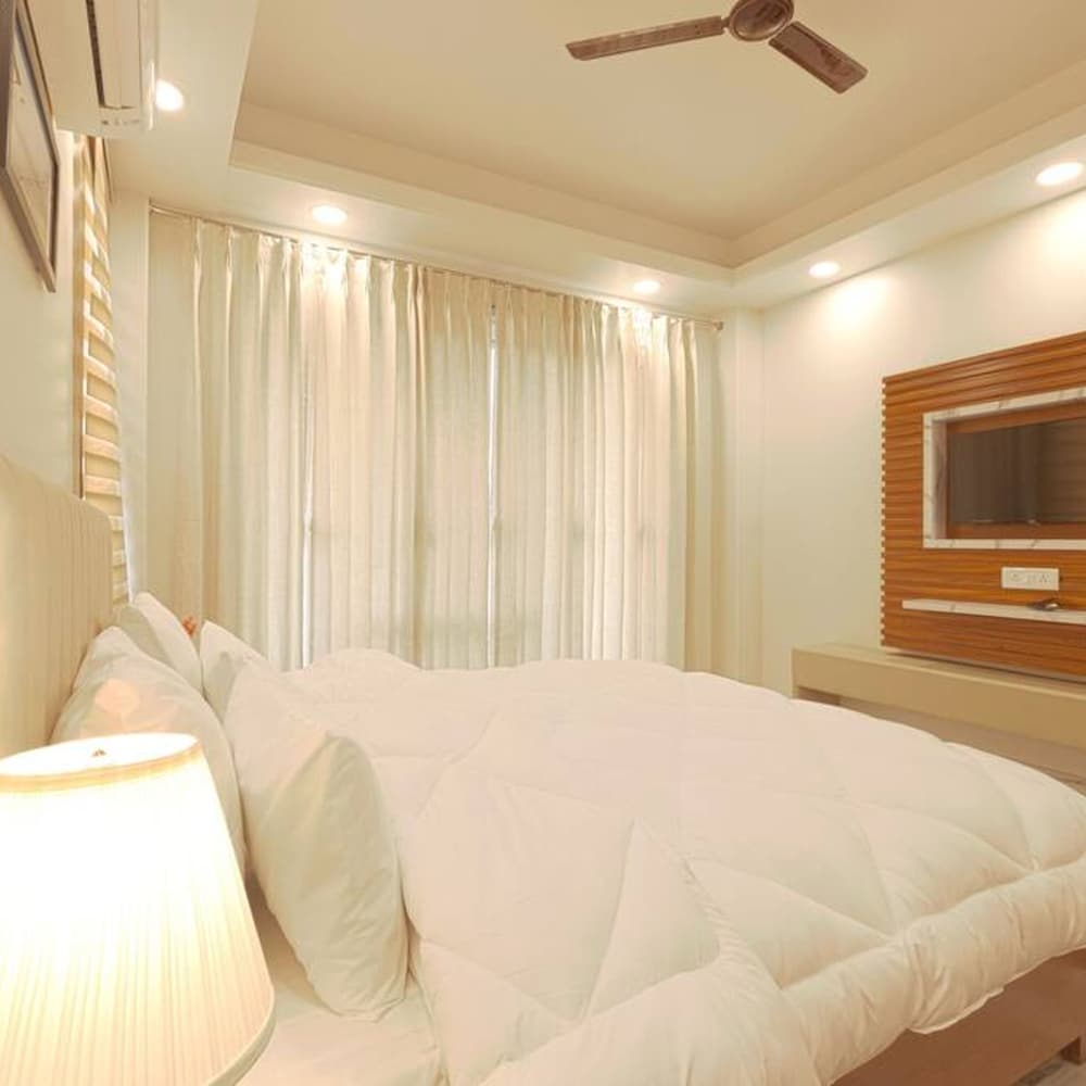 Child Friendly Retreat w Balcony tub King Bed