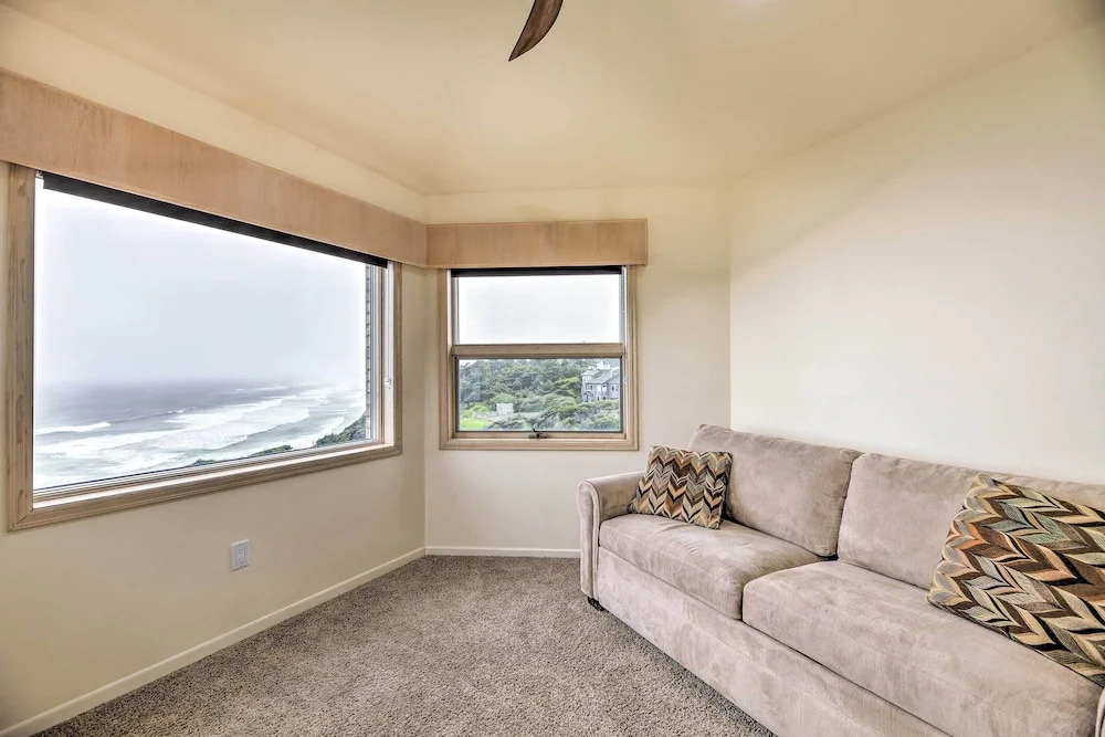 Luxurious Newport Estate w Spa & Lighthouse Views - photo 4