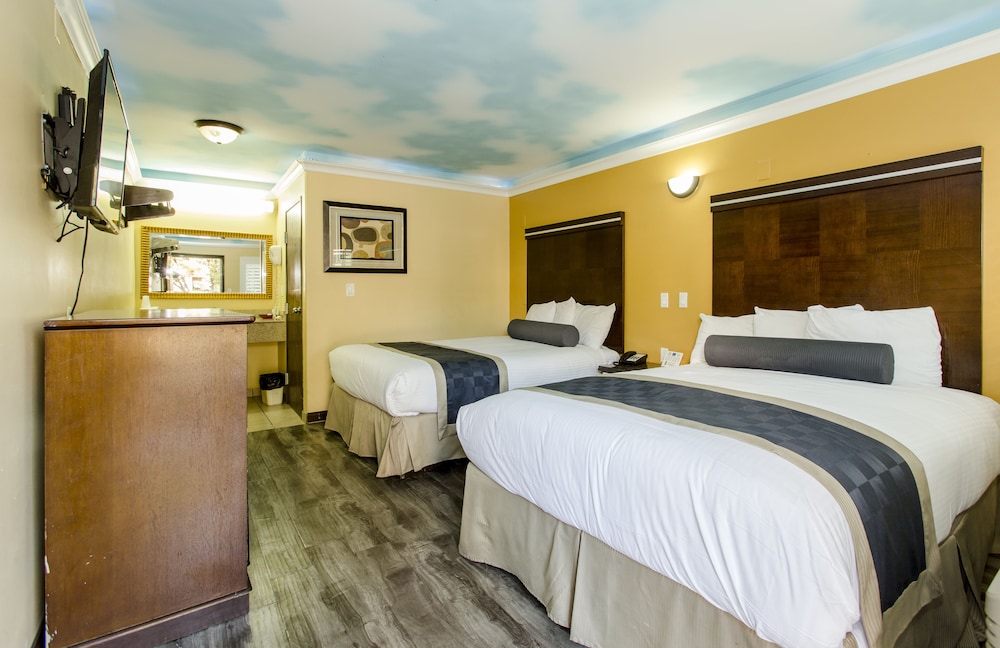 Hollywood Palms Inn and Suites - photo 9