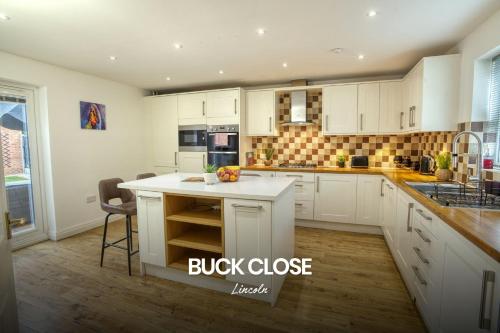 Incredible and Charming 4 bed Home in Lincoln by Renzo Free Parking Close to Lincoln Hospital — 4-Star Luxury Hotel in Lincoln, United Kingdom