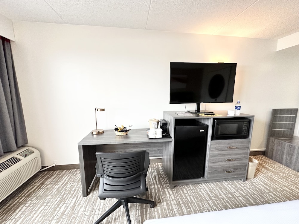Ramada by Wyndham Cedar Rapids - photo 32