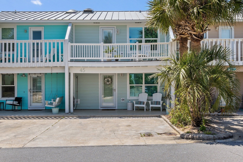 Newly Renovated 140 Feet To White Sandy Beaches Pool Grill - photo 48