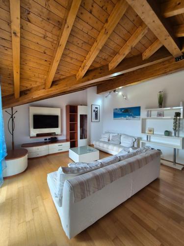 Appartamento Relax Libellula — 4-Star Luxury Hotel in Cadrezzate, Italy