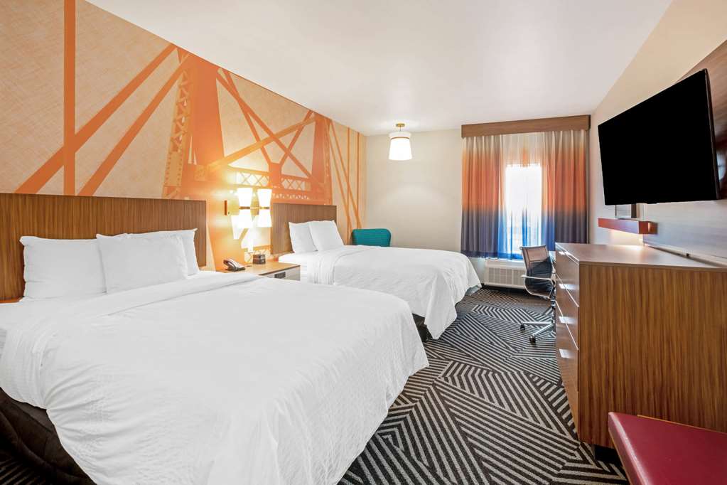 La Quinta Inn & Suites by Wyndham Waco Downtown Baylor - photo 17