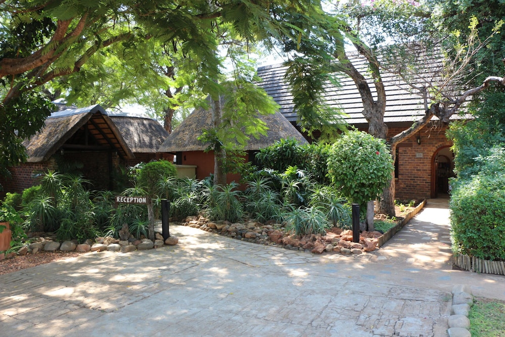 Mohlabetsi Safari Lodge — 4-Star Luxury Hotel in Hoedspruit, South Africa