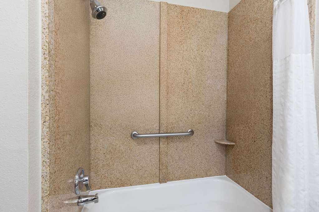 La Quinta Inn & Suites by Wyndham Snellville Stone Mountain - photo 19