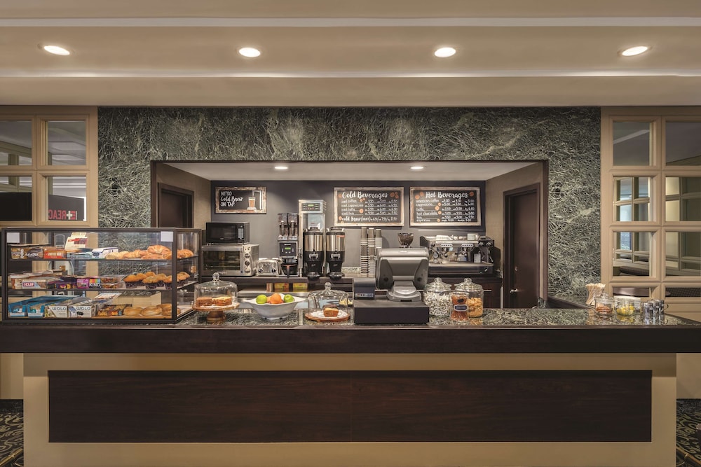 DoubleTree by Hilton New York LaGuardia Airport - photo 30