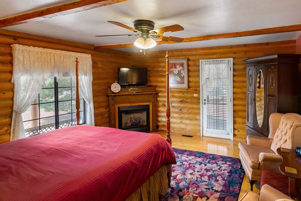 Quarter Horse Inn Rose Room - featured photo