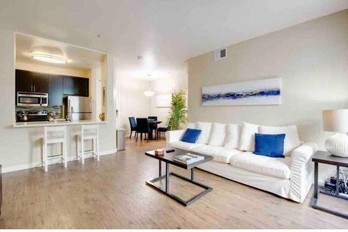The Nest a Spacious 1 Bedroom Apartment with a Pool View — 4-Star Luxury Hotel in Los Angeles, United States