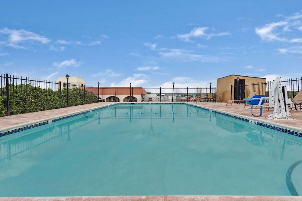 Days Inn & Suites by Wyndham Santa Rosa - photo 12