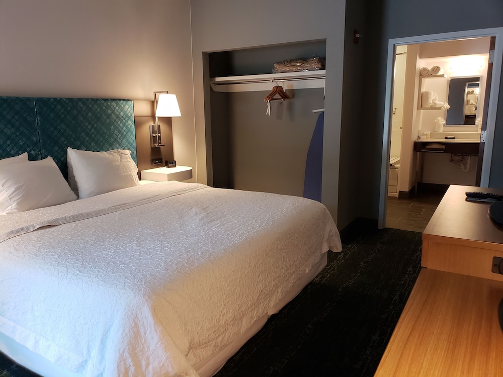 Hampton Inn & Suites Newtown - photo 34