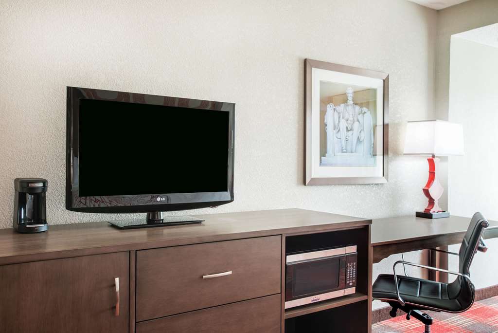 La Quinta Inn & Suites by Wyndham DC Metro Capital Beltway - photo 32