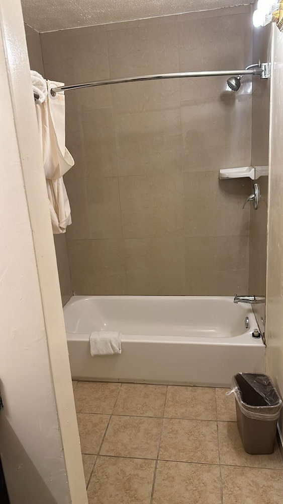 Deluxe Inn Of Roswell - photo 24