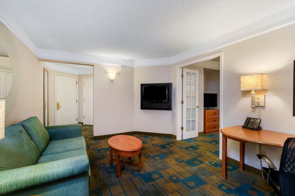 La Quinta Inn & Suites by Wyndham Phoenix West Peoria - photo 24