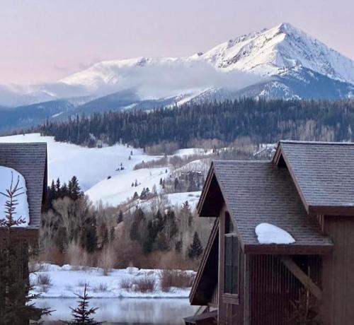 Private Neighborhood Lake Upscale Quality 2 Living Rooms Close to Raven Golf Club in Silverthorne, United States