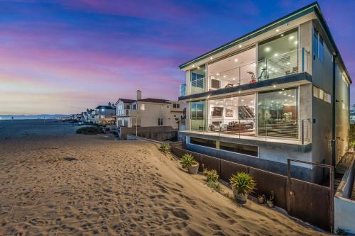 Modern Ocean Front Beach Home 3 king beds 3 bedroom — 4-Star Luxury Hotel in Oxnard, United States