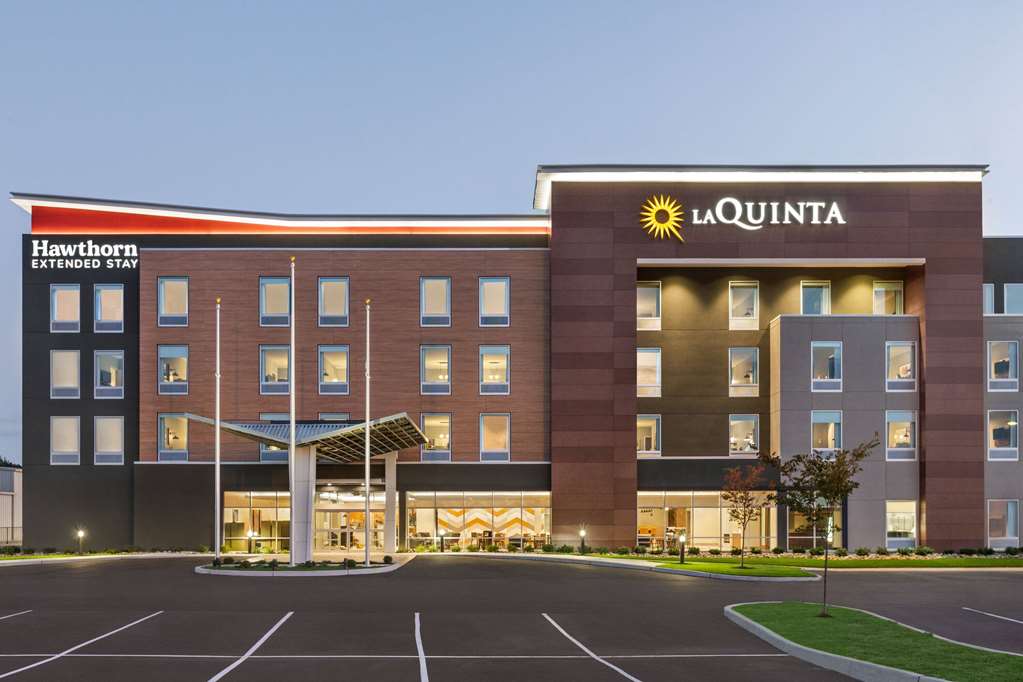 La Quinta Inn & Suites by Wyndham Mount Laurel Moorestown - photo 4