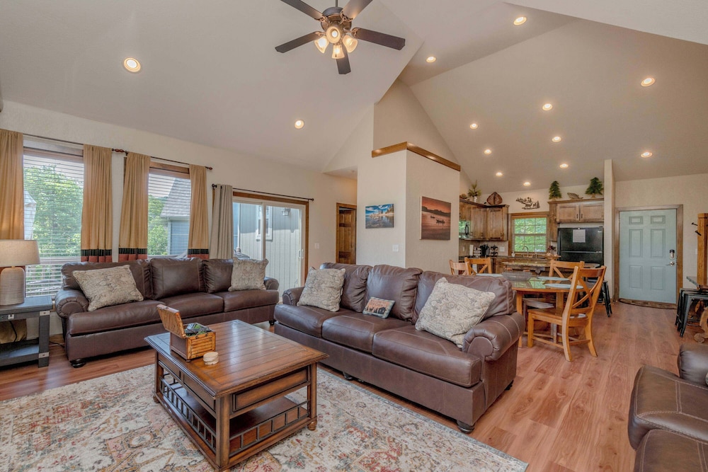 Hickory Hideaway Communal Pool Access in Hollister, United States