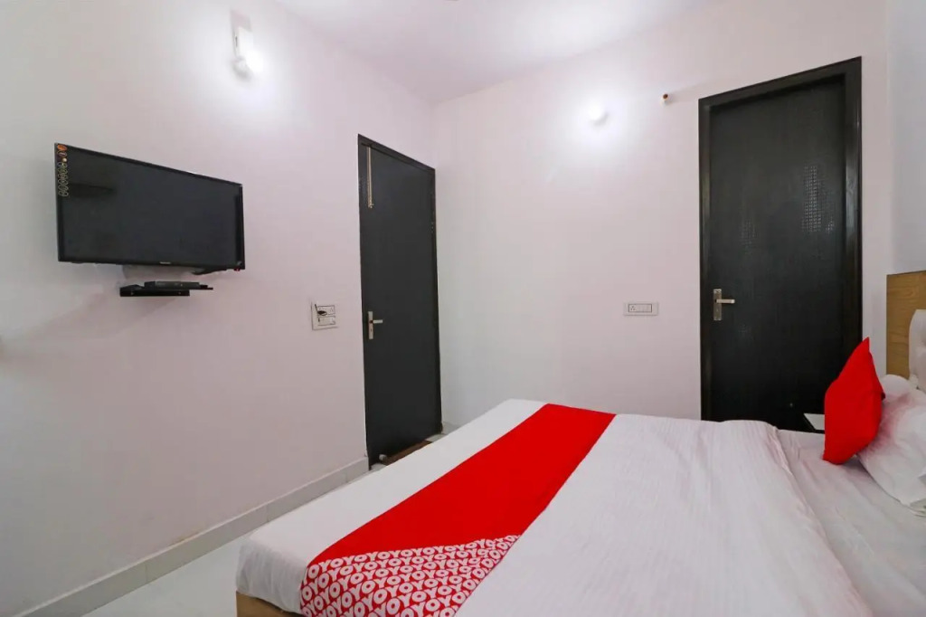 Red Carmine by OYO Rooms in Delhi, India