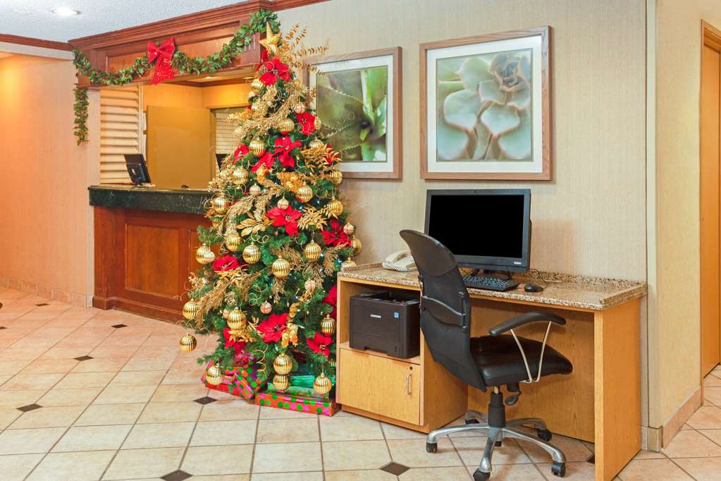 La Quinta Inn by Wyndham Milwaukee Airport Oak Creek - photo 39
