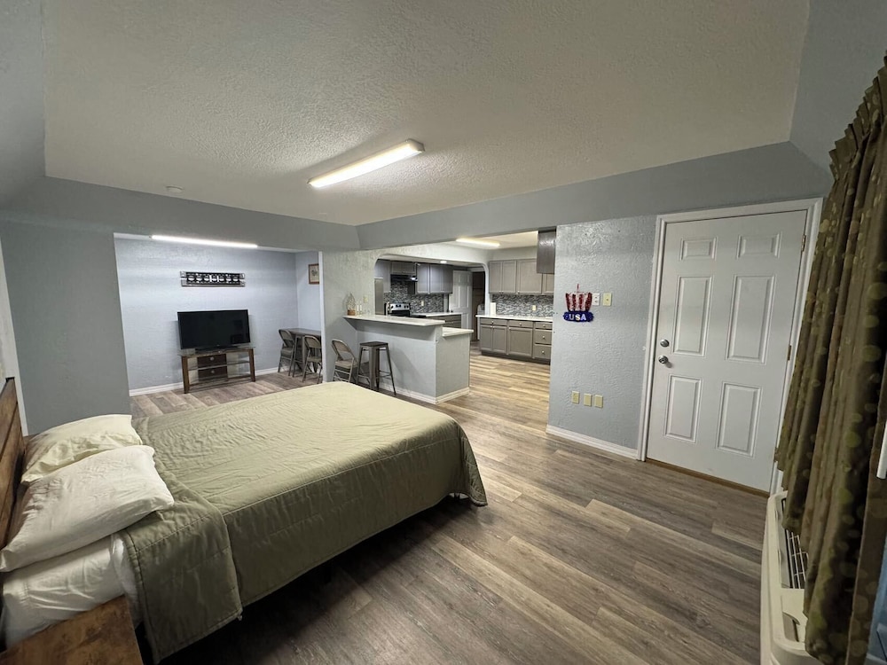 Econo Lodge - photo 6