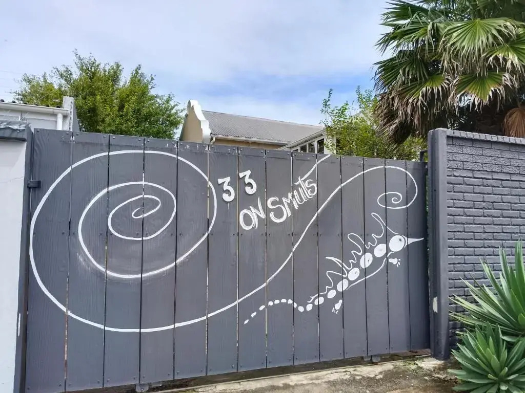 33 on Smuts Selborne — hotel near King Phalo Airport
