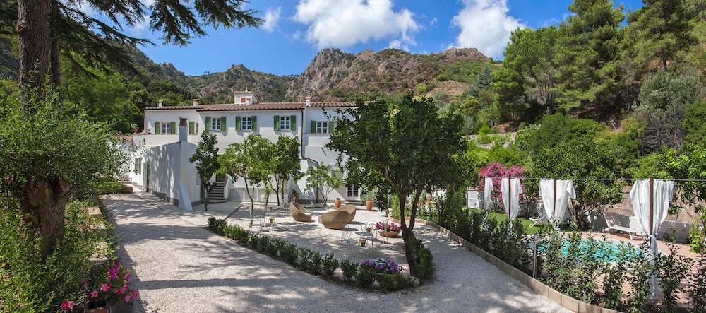 B&B Il Casale di Monserrato — 4-Star Luxury Hotel in Porto Azzurro, Italy