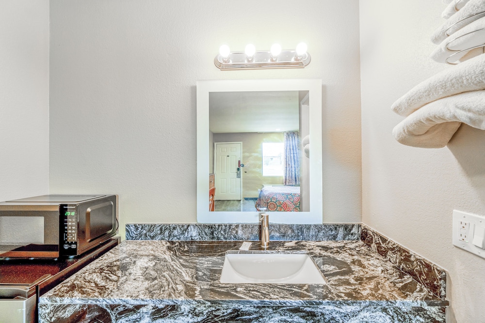 Regency Inn By OYO Rockdale TX - photo 23