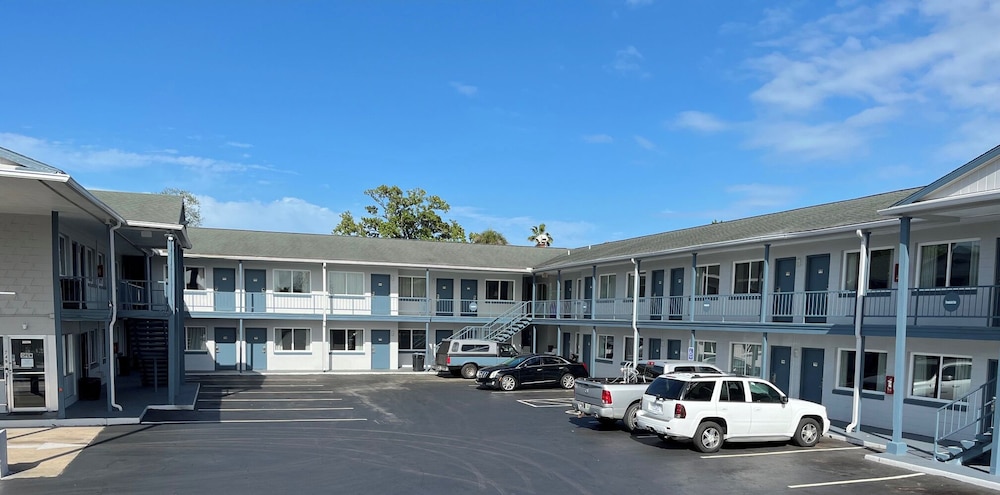 Fountain Inn & Suites