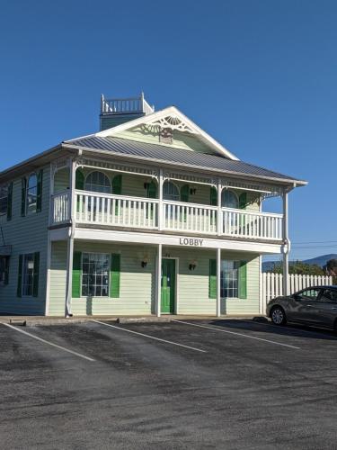 Key West Inn Chatsworth - photo 19