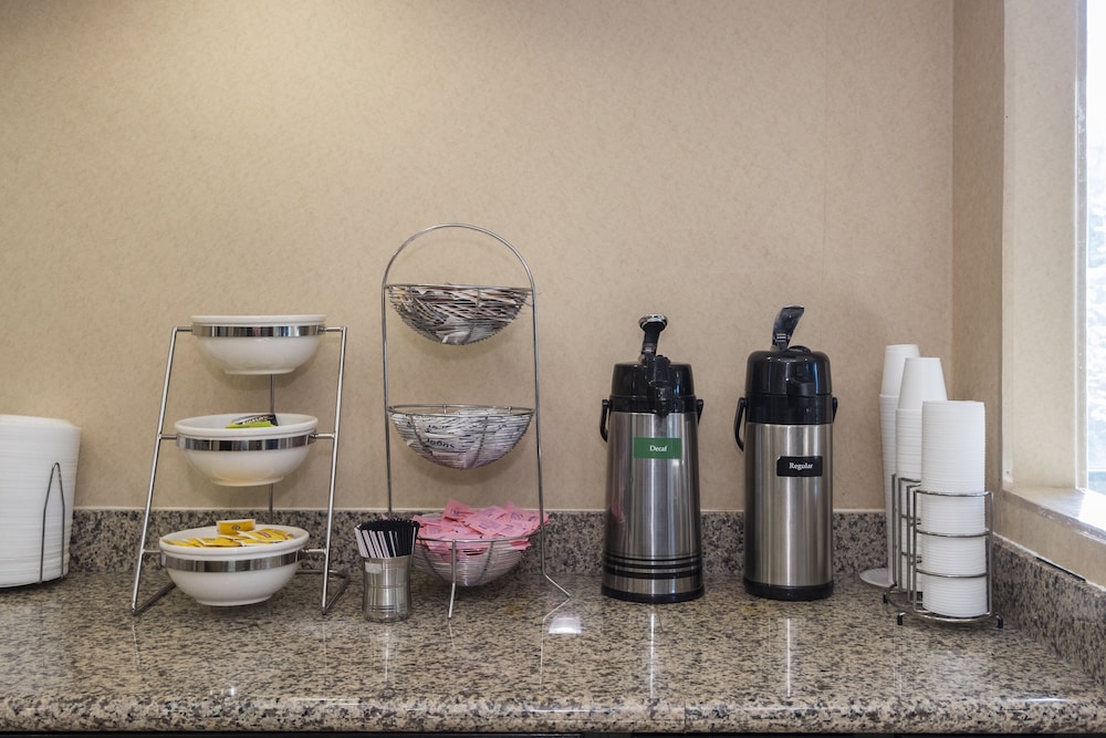 Red Roof Inn & Suites Cincinnati North Mason - photo 20