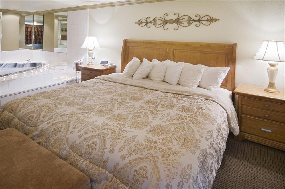 Fort Hays Inn - photo 8