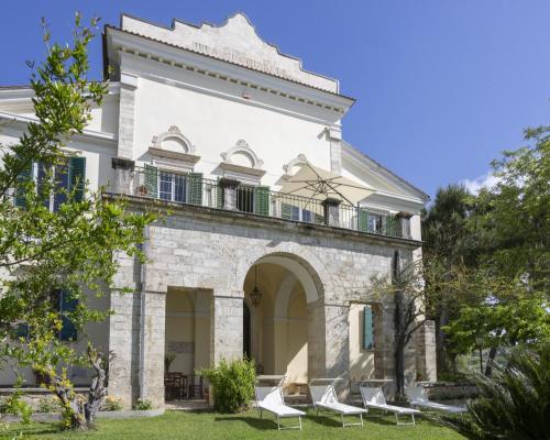 Exclusive Apartment in An 1800s Frescoed Villa with Historic Park Villa Mastrangelo — 4-Star Luxury Hotel in Colli Del Tronto, Italy