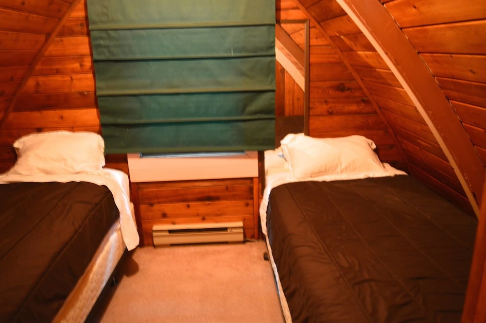 Red Shutter Cabin — Rossland — photo 3