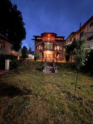 Maqsoom Villa I Entire Villa Near Srinagar Airport and Dal Lake I 4 BR — 4-Star Luxury Hotel in Srinagar, India