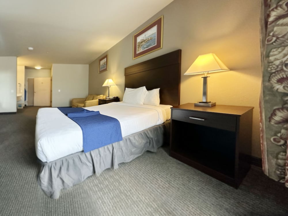 BayVue Hotel Resort and Suites - photo 20
