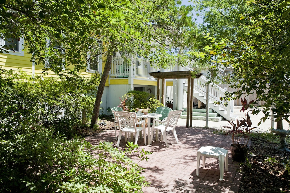Georgianne Inn & Suites - photo 8
