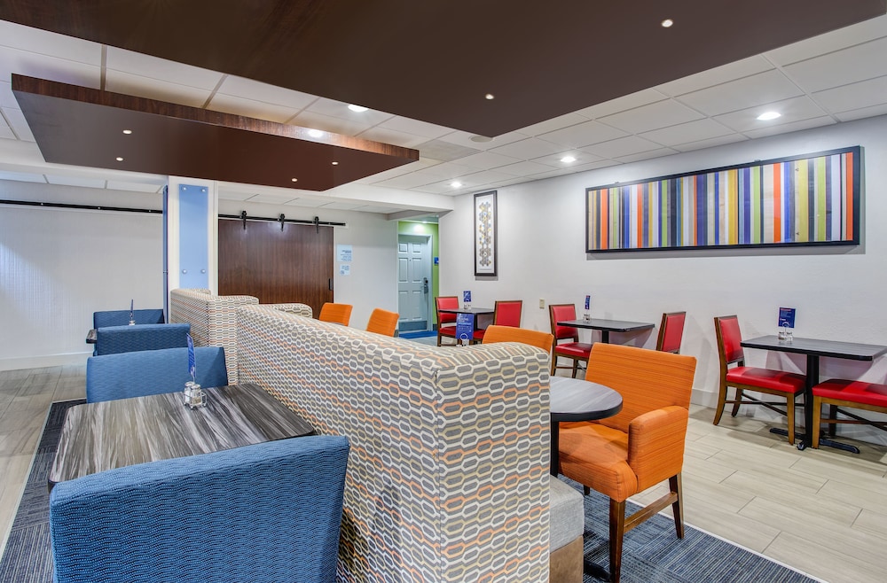 Holiday Inn Express & Suites Alcoa by IHG - photo 27
