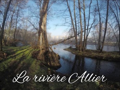 Le 19 Suite Lafayette 70M2 Centre Historique Clim — 4-Star Luxury Hotel in Langeac, France