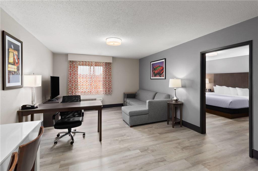 La Quinta Inn & Suites by Wyndham Goodlettsville Nashville - photo 33