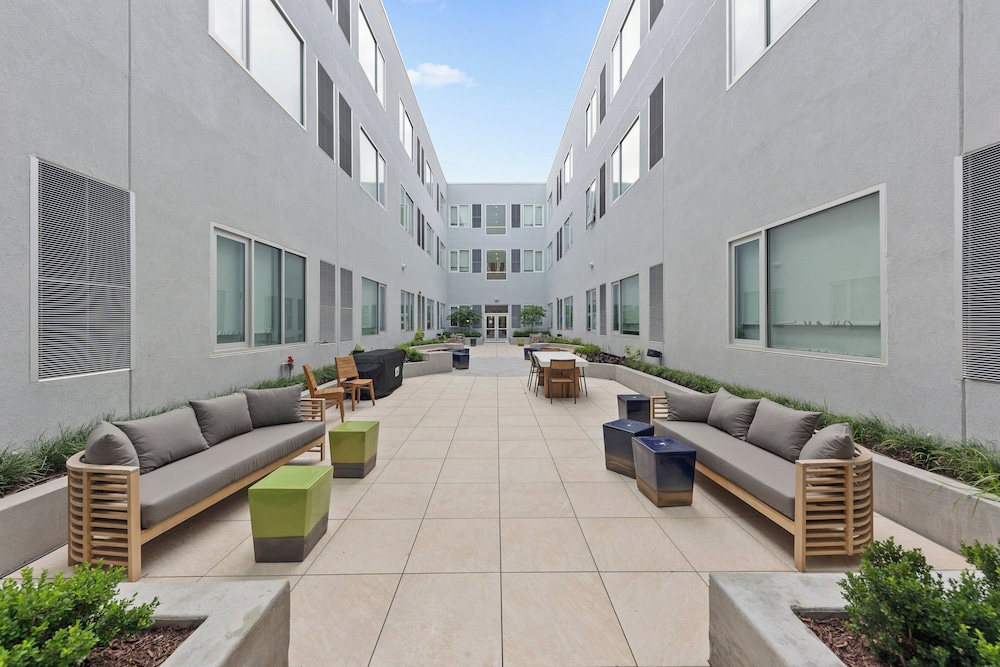 Element Hampton Peninsula Town Center - photo 49