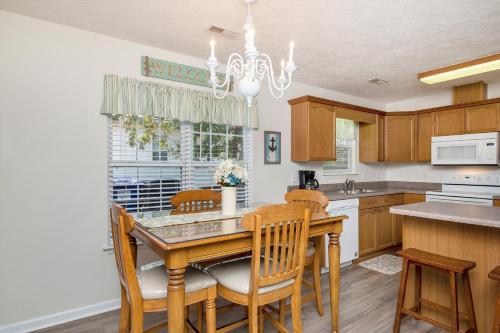 A Lucky Break by Oak Island Accommodations - photo 16