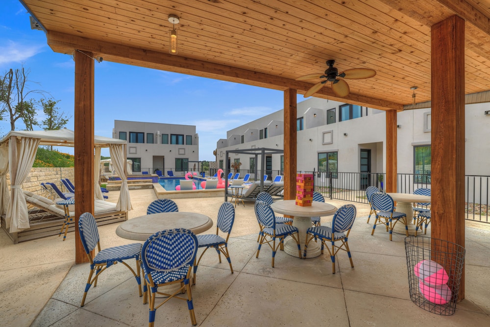The Bentley Hotel Andy Worhol Room Hill Country View - photo 23