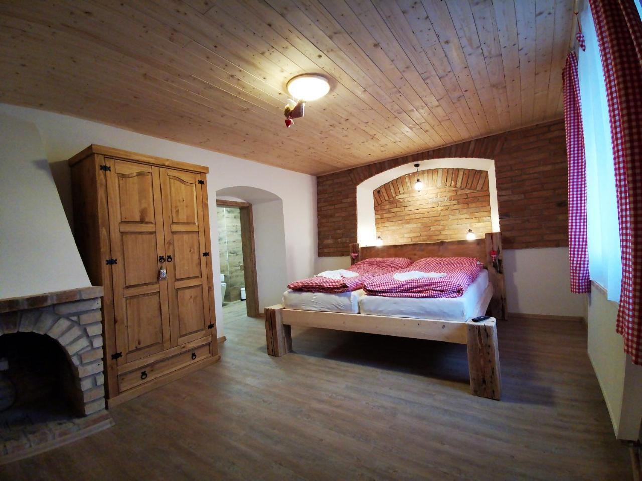 Penzion U Lipy — hotel in Ostrov