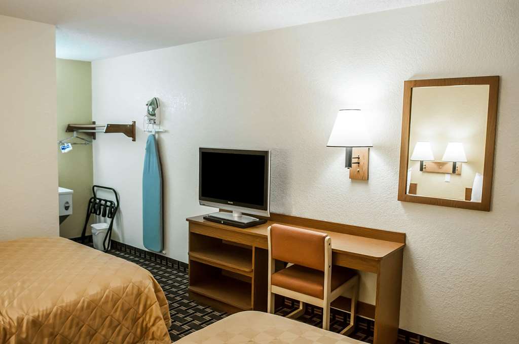 Rodeway Inn Albuquerque West - photo 17